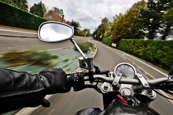  Una motocicleta conduciendo por la carretera desde el punto de vista del conductor.