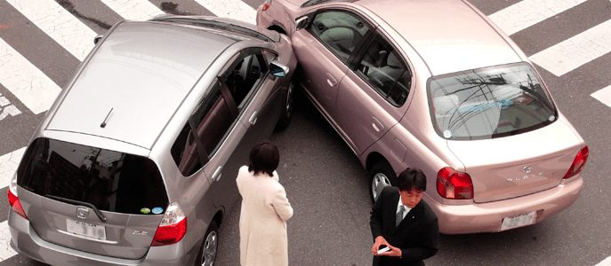 Después de un accidente de coche. conductores intercambian información de seguros