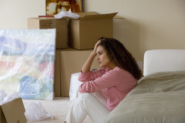 Mujer sentada en una sala de estar de un nuevo hogar