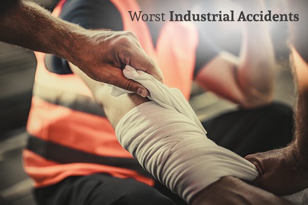 A un trabajador industrial le vendan los brazos armados, con las palabras, los peores accidentes industriales.
