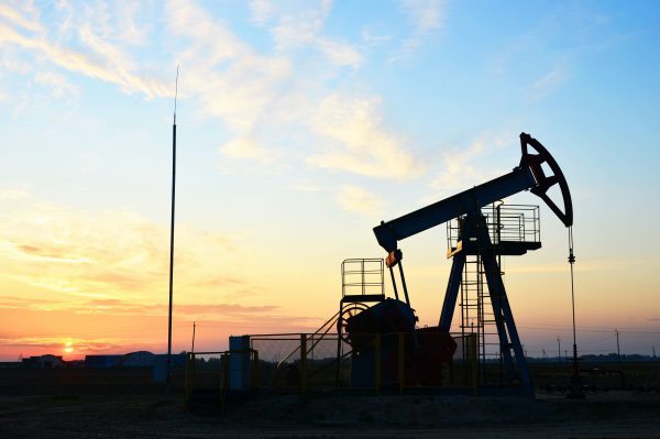  Una imagen de un amanecer sobre un campo petrolífero.