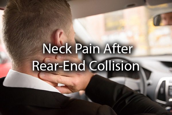  Un hombre sosteniendo su cuello después de una colisión trasera, con las palabras dolor de cuello después de una colisión trasera.