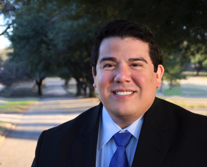 Headshot of Attorney Saul Olivarez