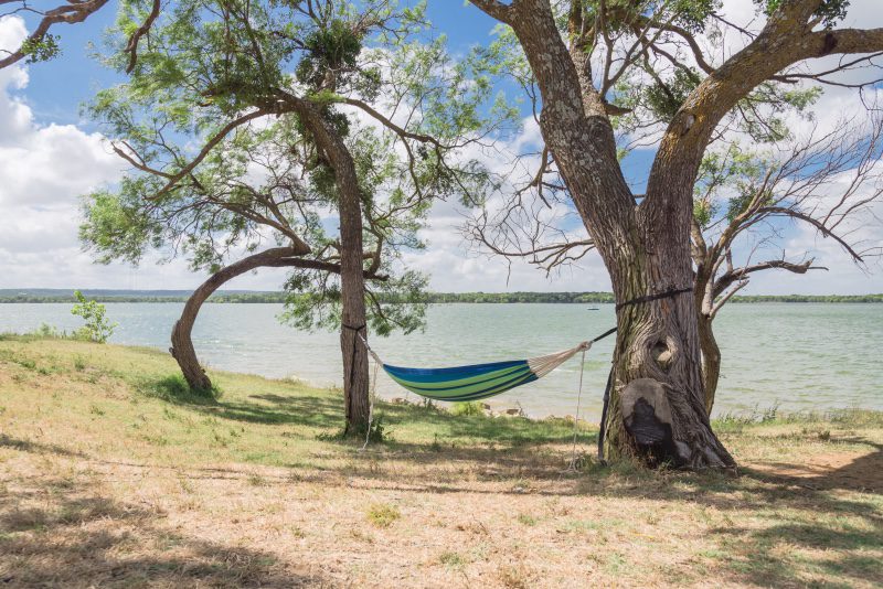 A beautiful shot of a lake in Grand Prairie, Texas